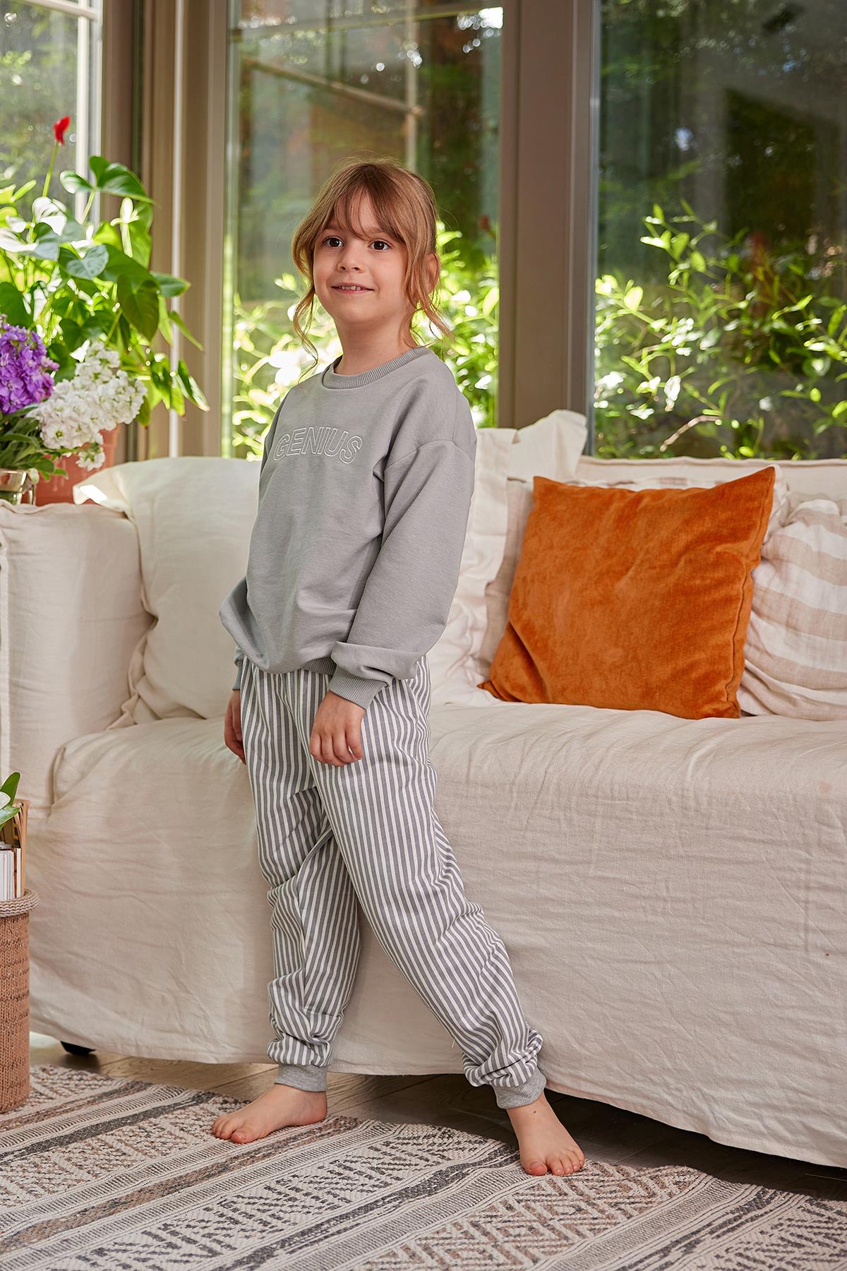 Kız Çocuk Yazı Nakışlı Pijama Takımı-1