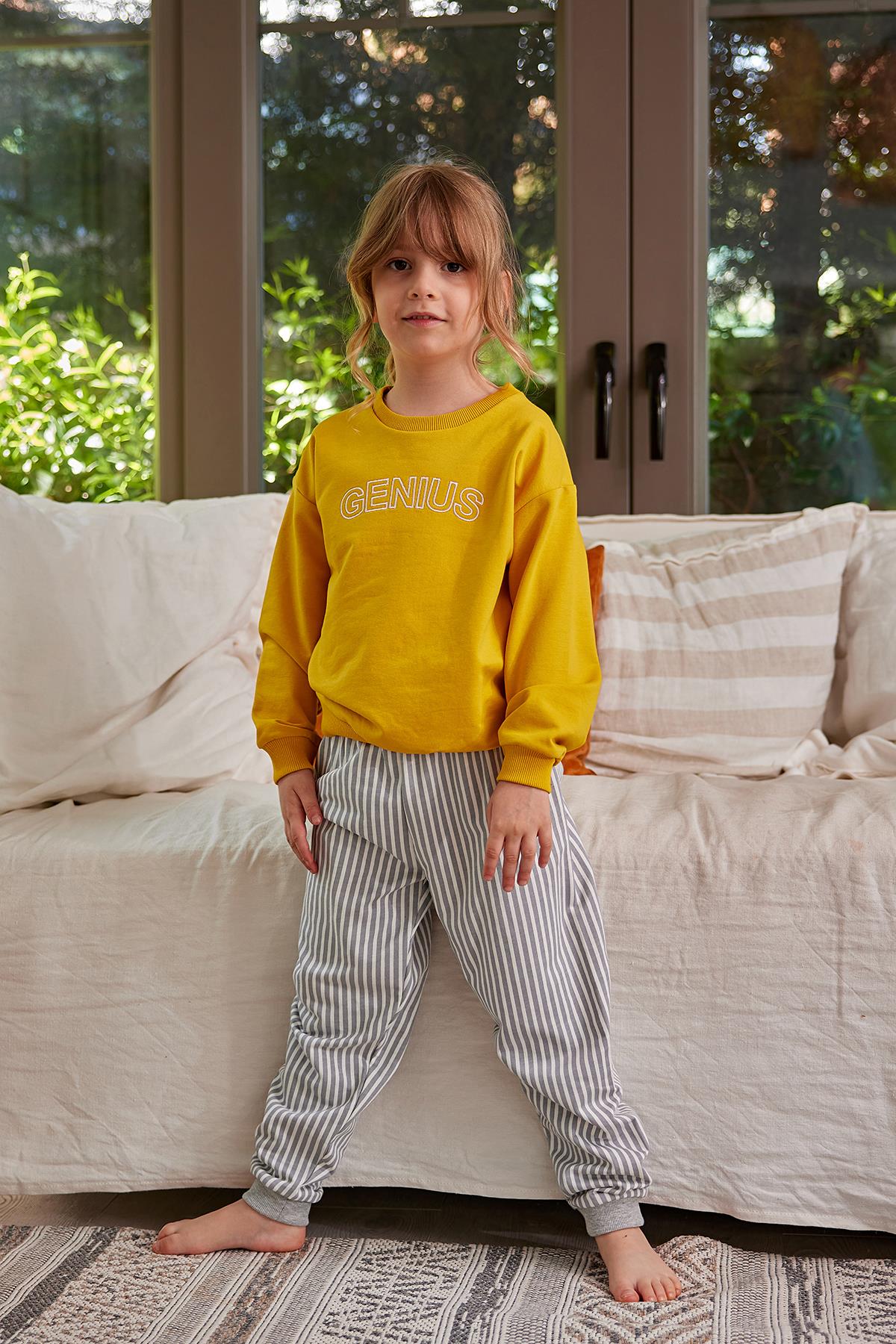 Kız Çocuk Yazı Nakışlı Pijama Takımı-0