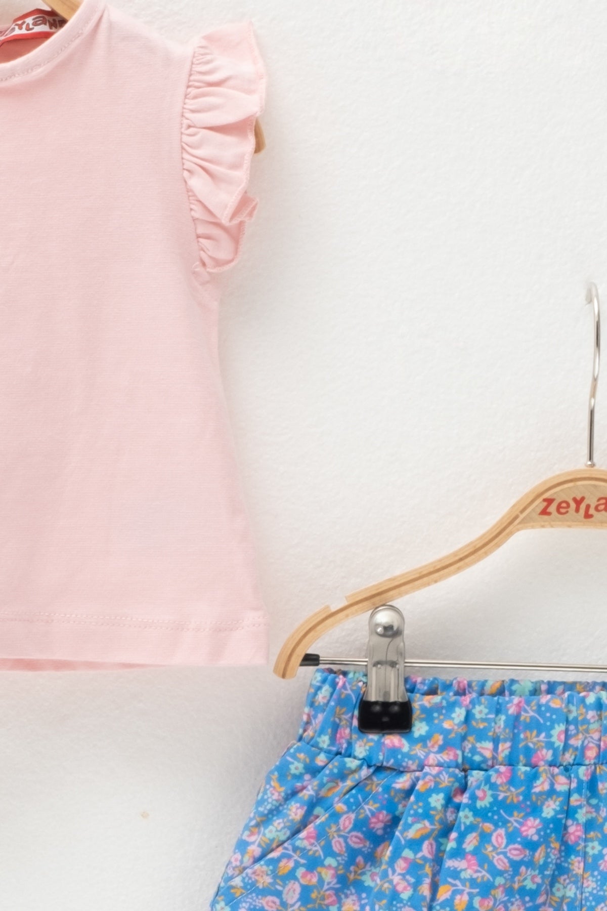 Kız Bebek Kolları Fırfırlı T-Shirt ve Çiçekli Cepli Şort Takım (3-36ay)-1